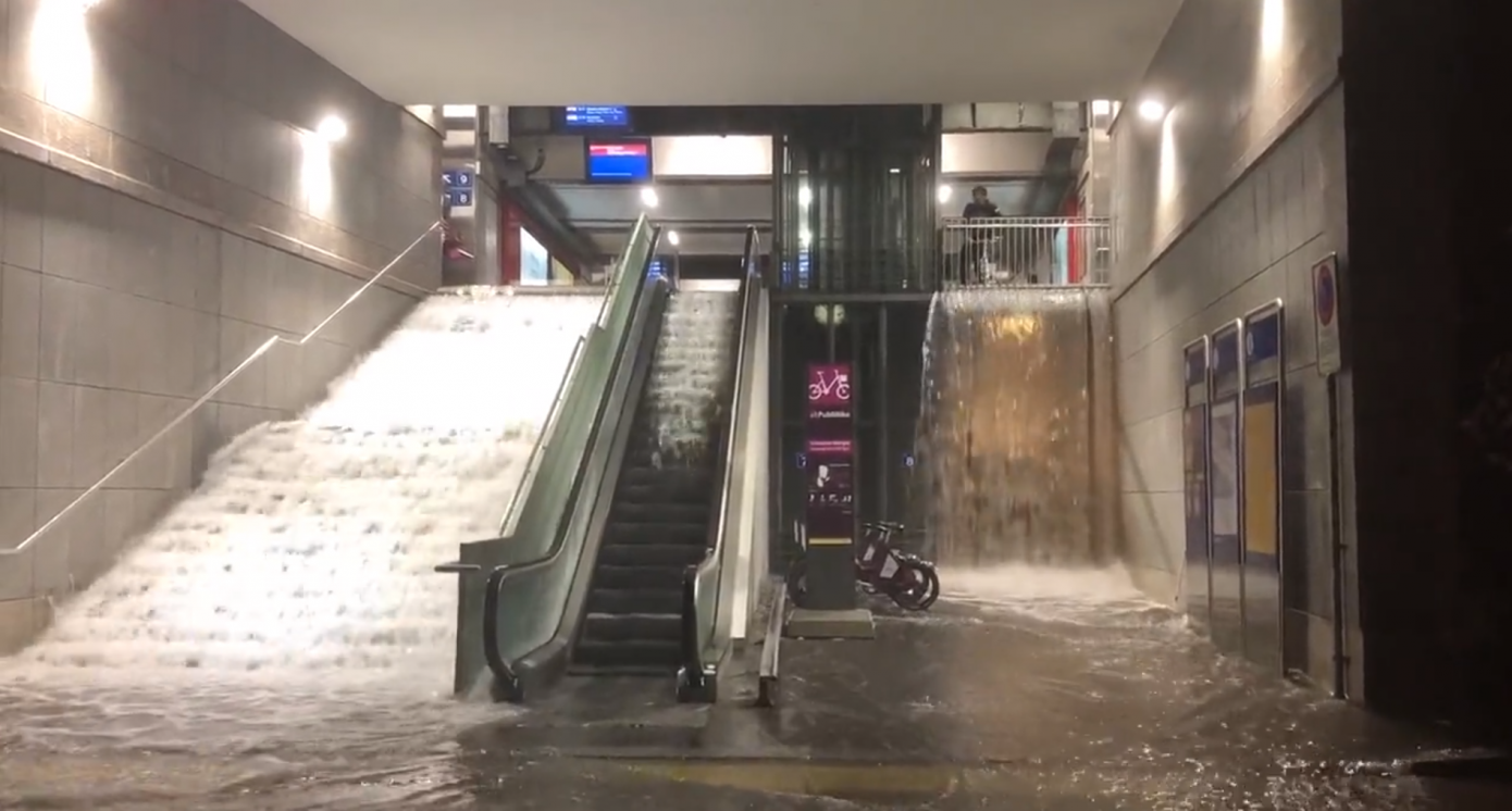Oberflächenabfluss nach einem heftigem Gewitter führt am 12.06.2018 zur Überschwemmung des Bahnhofs Lausanne (Leserreporter 20min)